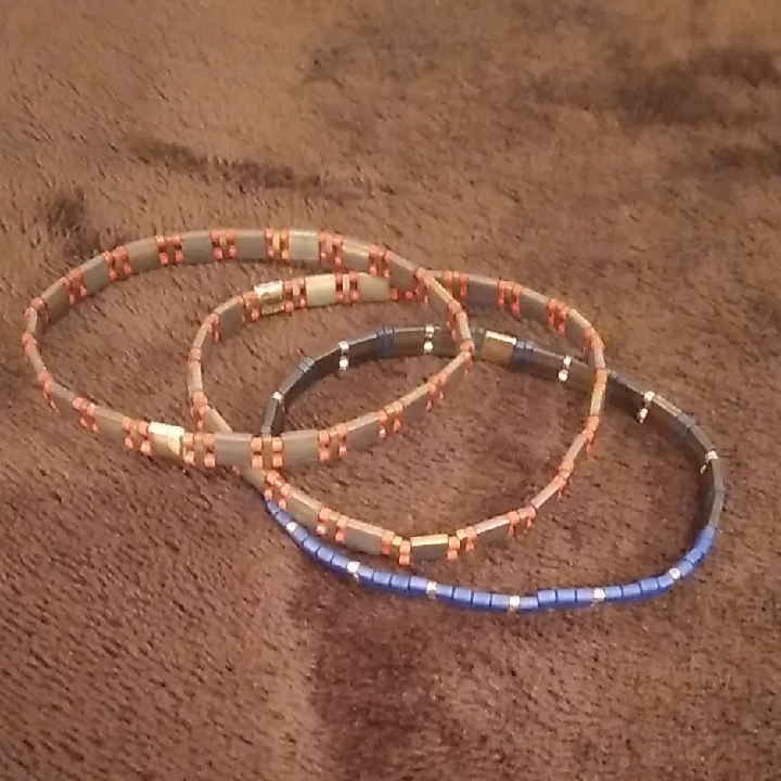 Evereve Beaded Bracelet Trio - Blue Red Gray 18$